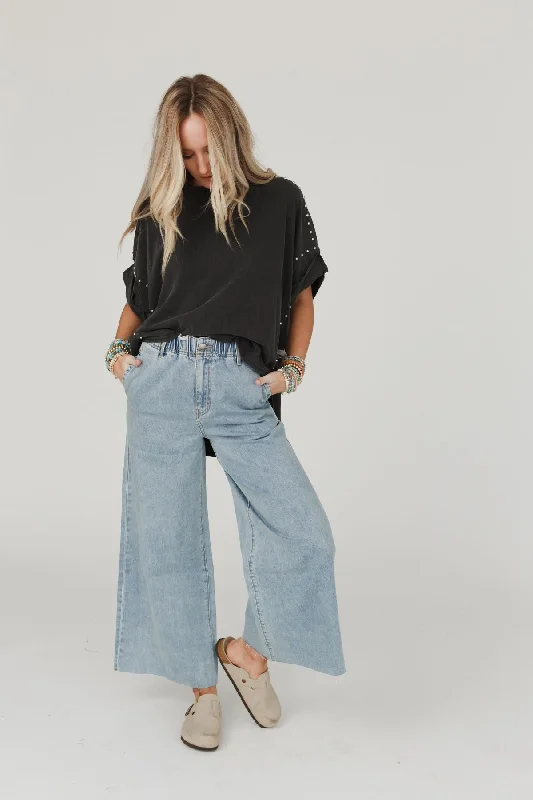 Classic straight jeans with subtle whisker details -Simply You Wide Leg Jeans - Washed Denim